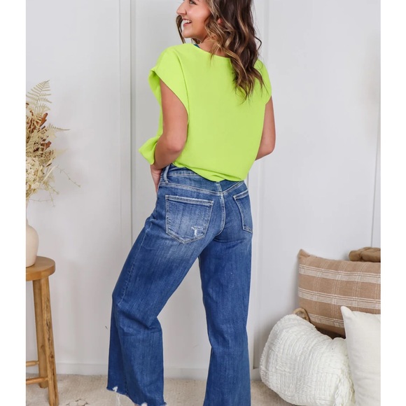 Cool Girl Mid Rise Wide Leg Crop Lovervet Jeans
Size 7/28 - Picture 2 of 16